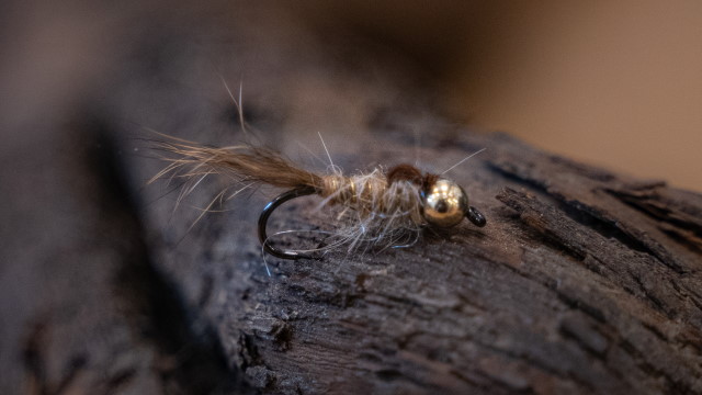 Video mit Bindeanleitung der klassischen Hasenohr Nymphe zum Fliegenfischen.